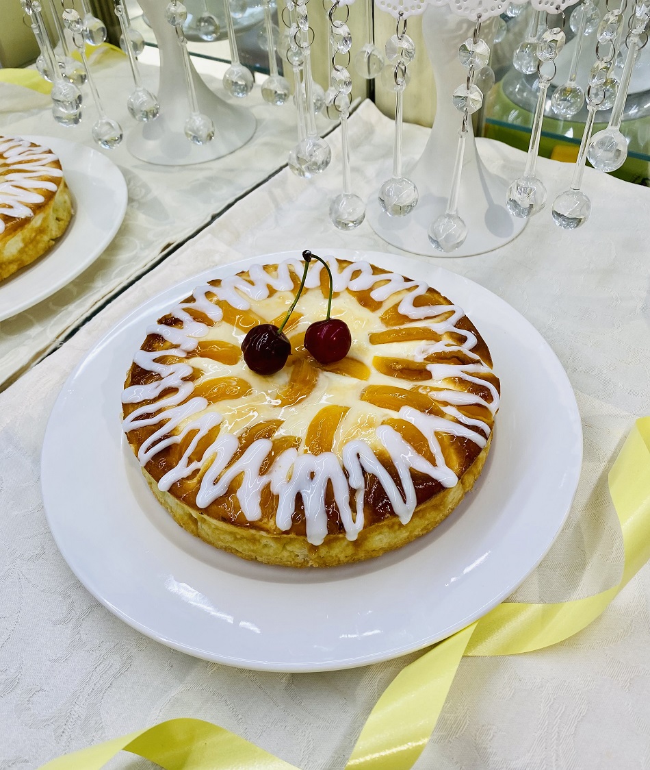 Пирог Летний творожный с персиками круглой формы купить в Краснодаре -  кулинария Восход