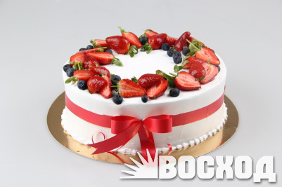 Торт № 390 Праздничный, декор клубника