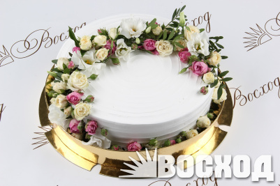 Торт № 905 "Праздничный" в оформлении сливки. Цветочный декор предоставляется заказчиком. На фото торт 2.5 кг 