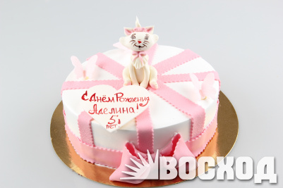 Торт № 383 "Праздничный"в оформлении  сливки(декор из марципана) кошка для девочки