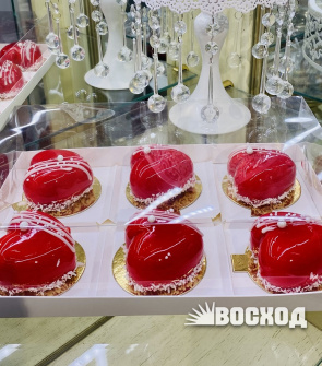 Набор пирожных "Сердечки красные" 6 шт / 0,6 кг  ПОД ЗАКАЗ ЗА 3 ДНЯ