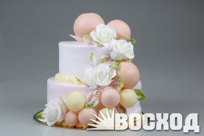 Торт № 727 "Праздничный" в оформлении сливки, цветы На фото торт 5 кг