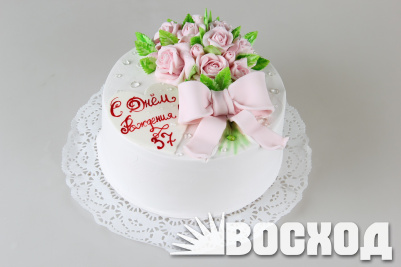 Торт № 744 "Праздничный" в оформлении сливки (декор из марципана, розы, бант, день рождения)