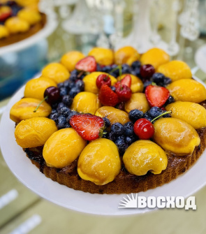 Пирог Летний в оформлении свежими фруктами и ягодами,  вес 1,65 кг