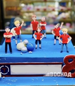 Торт № 206 Праздничный, цена 1800/кг + 5600 фигурки (7 шт по 800 руб)