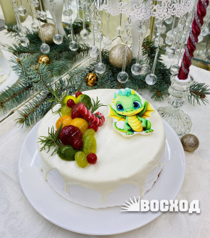Торт Сливочно-фруктовый № 296 в новогоднем оформлении, время приготовления с 25.12.23 по 31.12.23