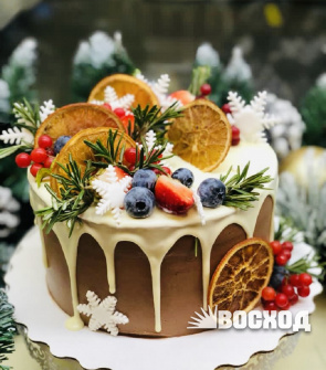 Торт № 55 Праздничный (зимний декор, ягоды, фрукты)