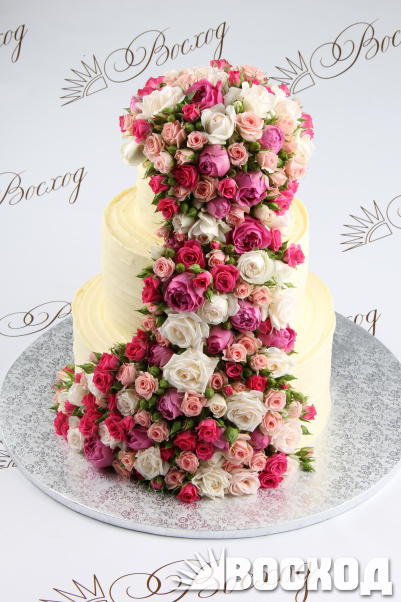 Торт № 909 "Праздничный" в оформлении крем чиз. Цветы предоставляются заказчиком.На фото торт 11 кг
