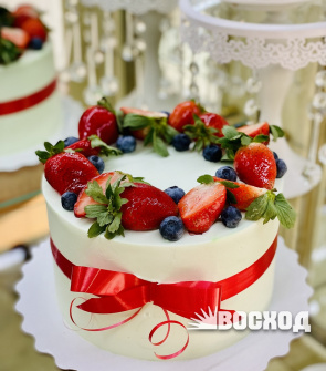 Торт Праздничный № 475, декор фрукты