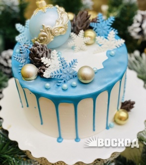 Торт №438 Праздничный (новогодний декор- снежинки, шары)