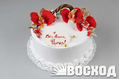 Торт № 743 "Праздничный" в оформлении сливки (декор из марципана, орхидеи, день рождения)