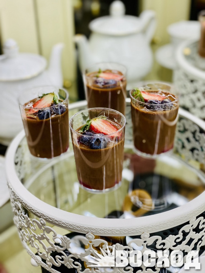 Десерт, шоколадный мусс с малиновым конфитюром 100 г