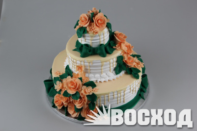 Торт № 700 "Праздничный" в марципановой обтяжке. На фото торт 8 кг , декор цветы.