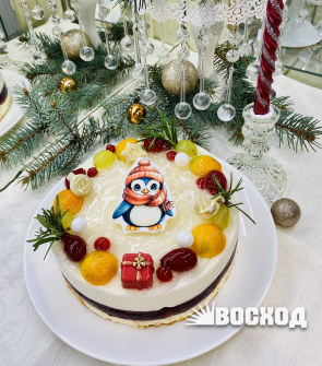 Торт Панна котта ягодная № 310 в новогоднем оформлении, время приготовления с 25.12.23 по 31.12.23