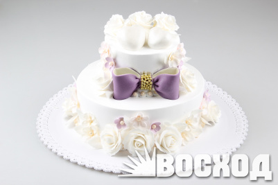 Торт № 770 "Праздничный" в оформлении сливки, цветы, сердце На фото торт 4 кг