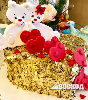 Торт № 1044 "Праздничный" вес на фото 2,2 кг, мишка, сердце