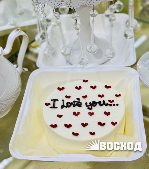 Бенто-торт № 485 (белый бисквит). ПОД ЗАКАЗ ЗА 72 ЧАСА. Декор сердечки. Надпись "Я тебя люблю..."
