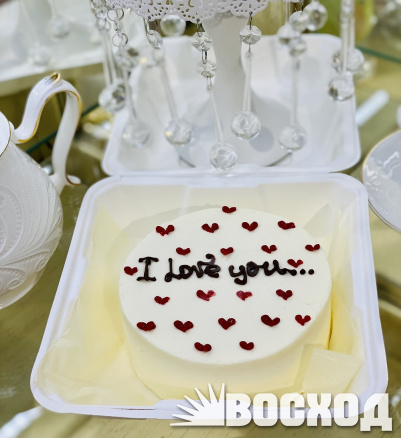 Бенто-торт № 485 (белый бисквит). ПОД ЗАКАЗ ЗА 72 ЧАСА. Декор сердечки. Надпись "Я тебя люблю..."