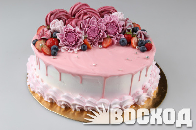 Торт № 757 "Праздничный" в оформлении сливки (декор из марципана, цветы, ягоды)
