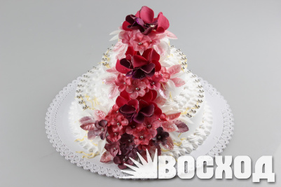 Торт № 716 "Праздничный" в оформлении сливки (декор из марципана), цветы